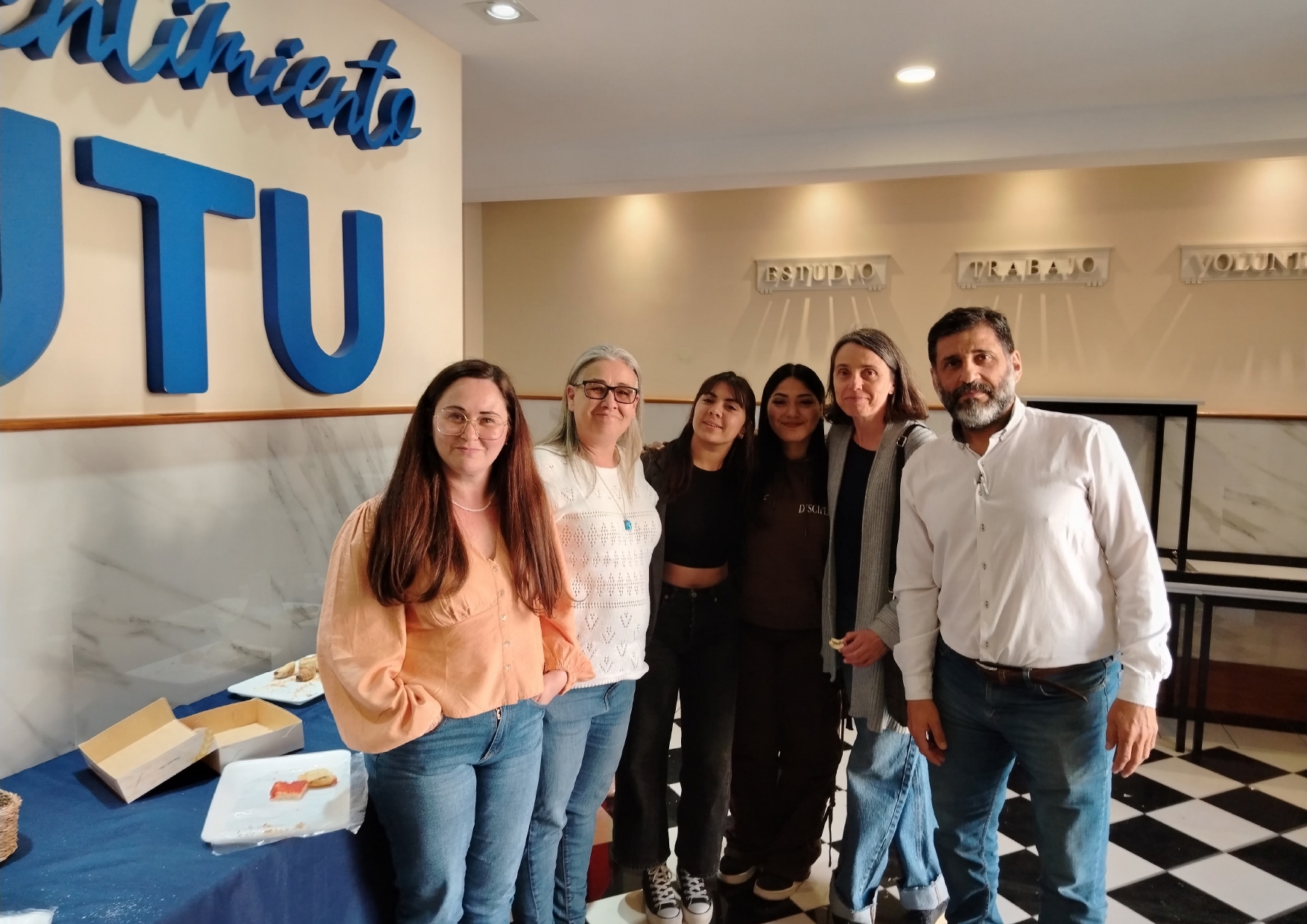 Lee más sobre el artículo Equipo que presentó IEC en «Encuentros que cuentan»